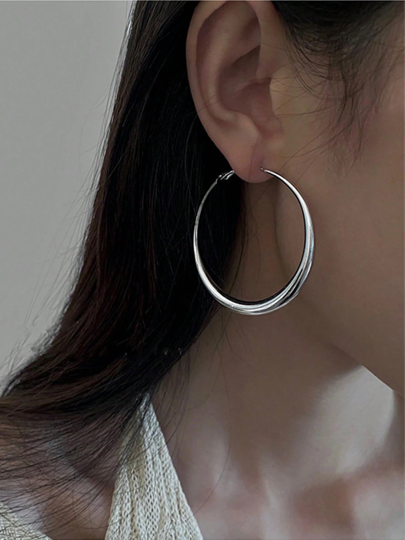 Evelyn – Sleek Metallic Hoop Earrings
