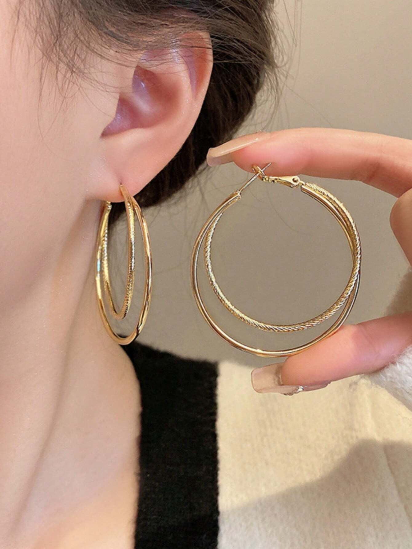 Evelyn – Sleek Metallic Hoop Earrings