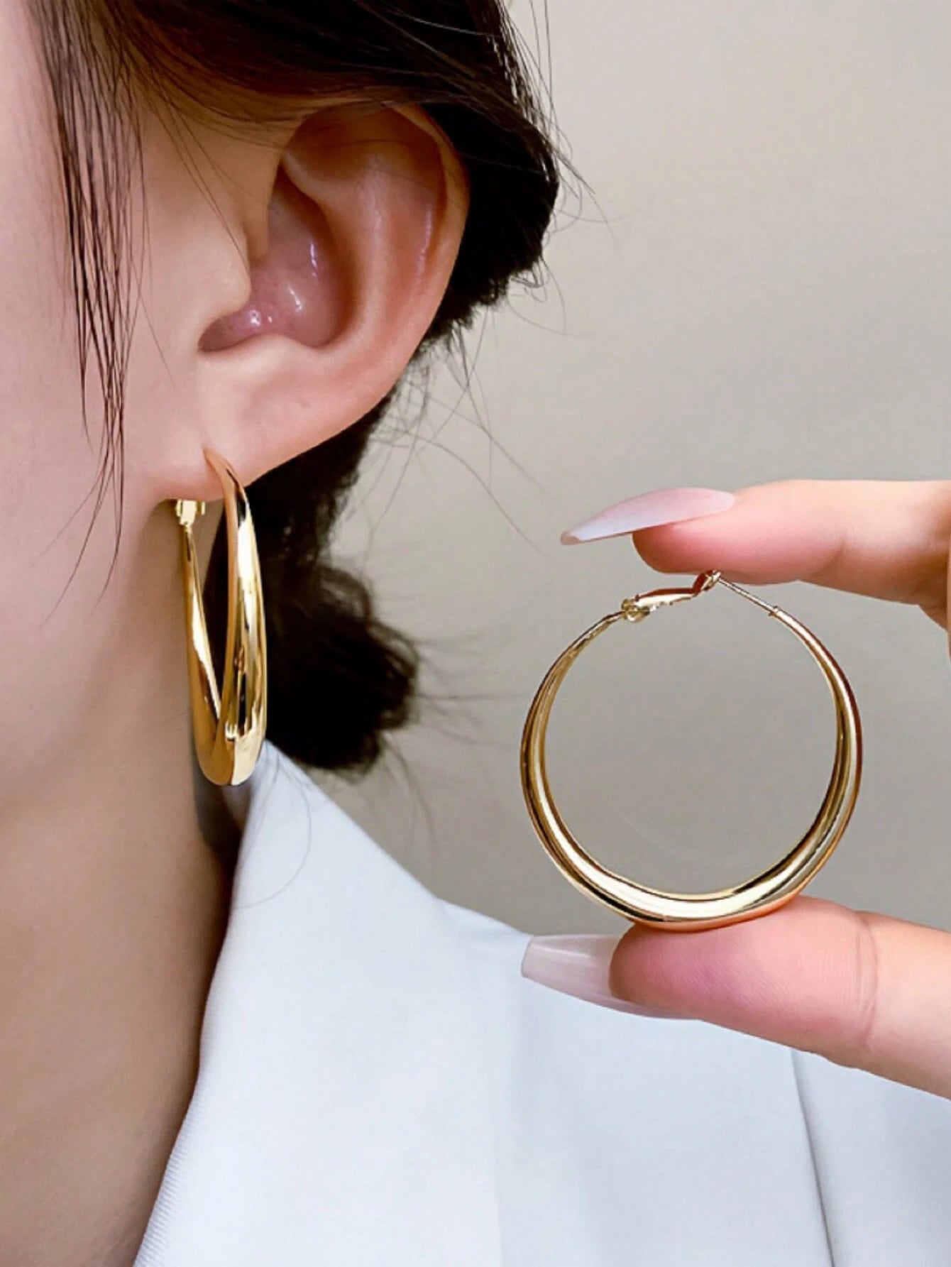 Evelyn – Sleek Metallic Hoop Earrings