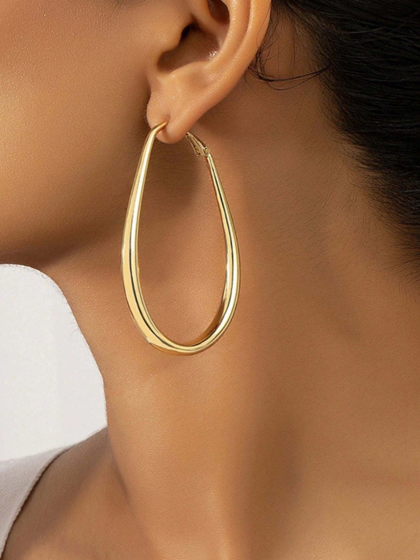 Evelyn – Sleek Metallic Hoop Earrings