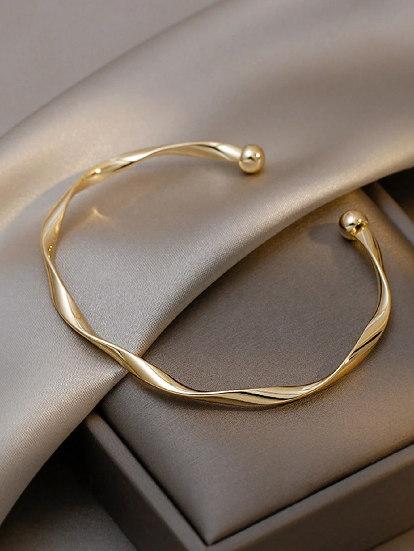 Evelyn – Elegant Textured Silver Bracelet