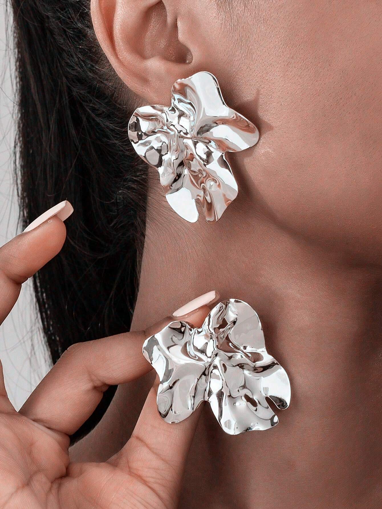 Evelyn – Exaggerated Hollow Flower Earrings