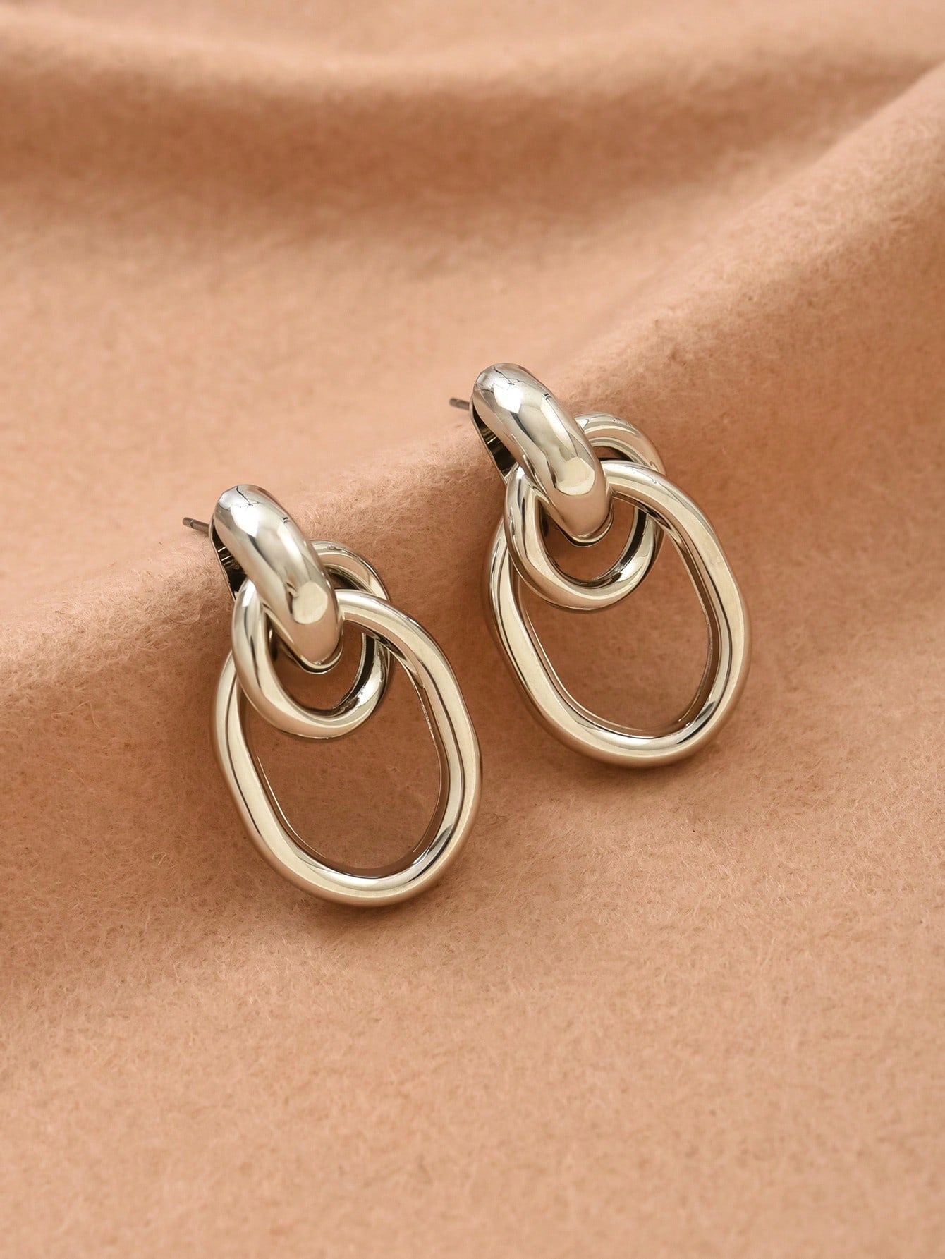 Evelyn – Sculpted Knot Hoop Earrings