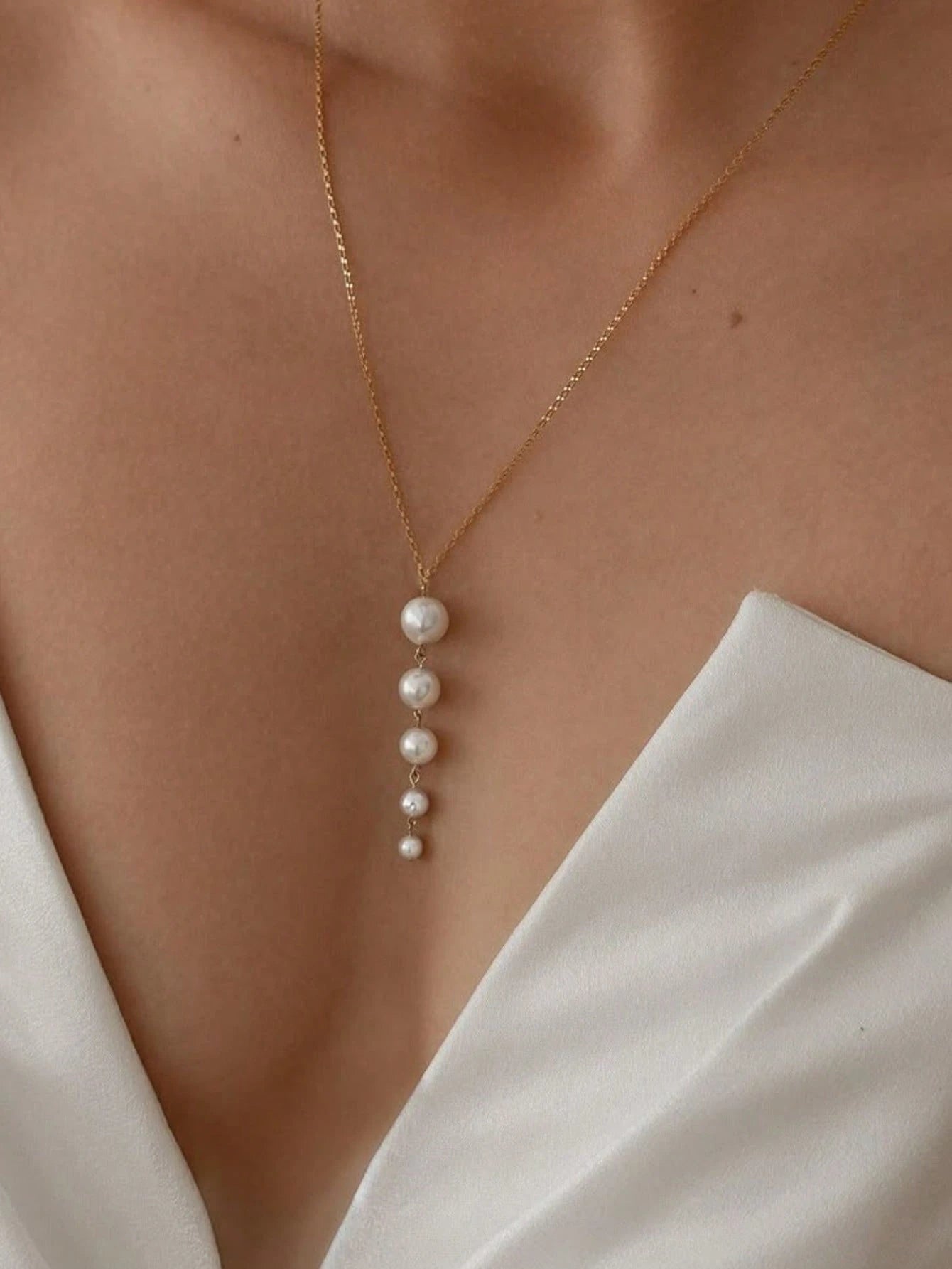 Evelyn – Classic Pearl Bow Pendant Necklace