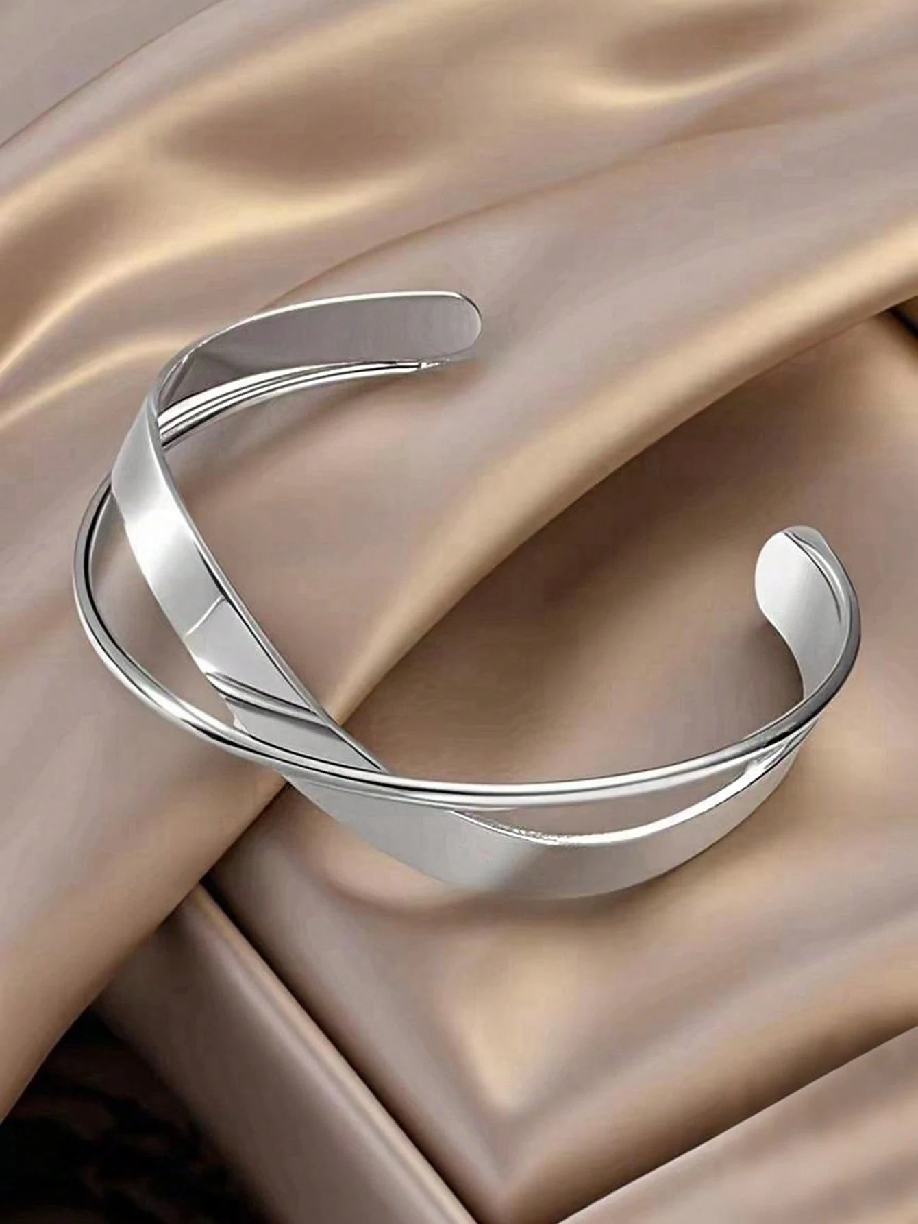 Evelyn – Elegant Textured Silver Bracelet
