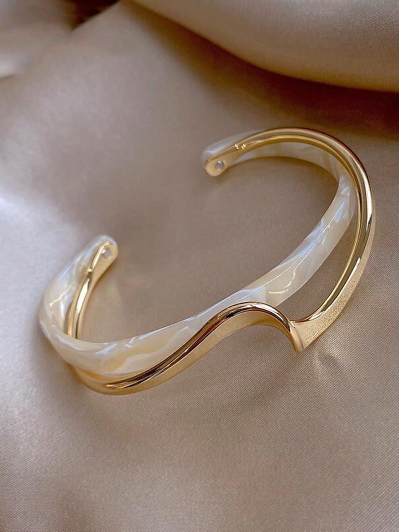 Evelyn – Elegant Textured Silver Bracelet