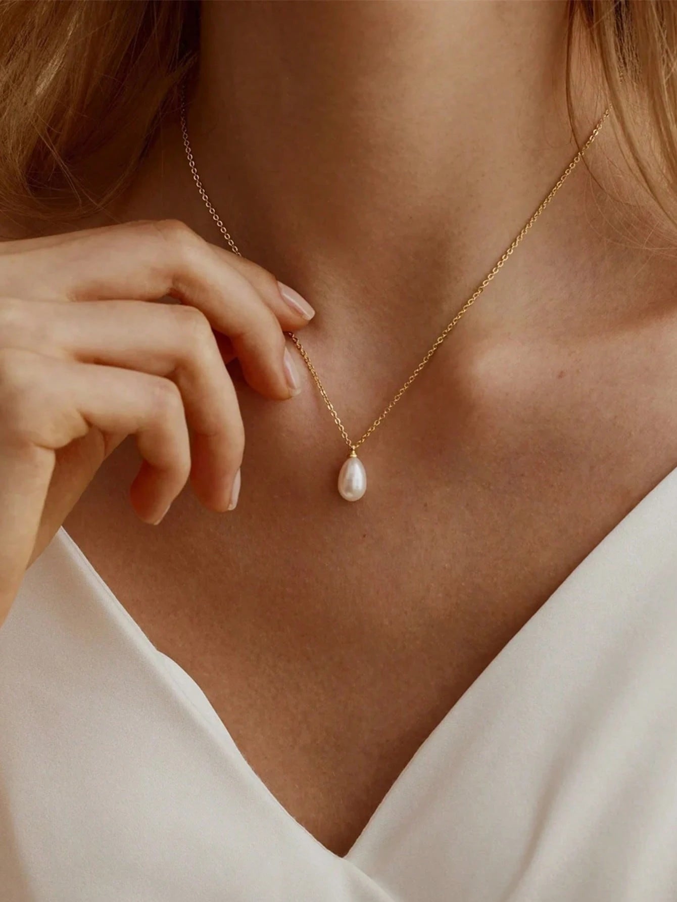 Evelyn – Classic Pearl Bow Pendant Necklace