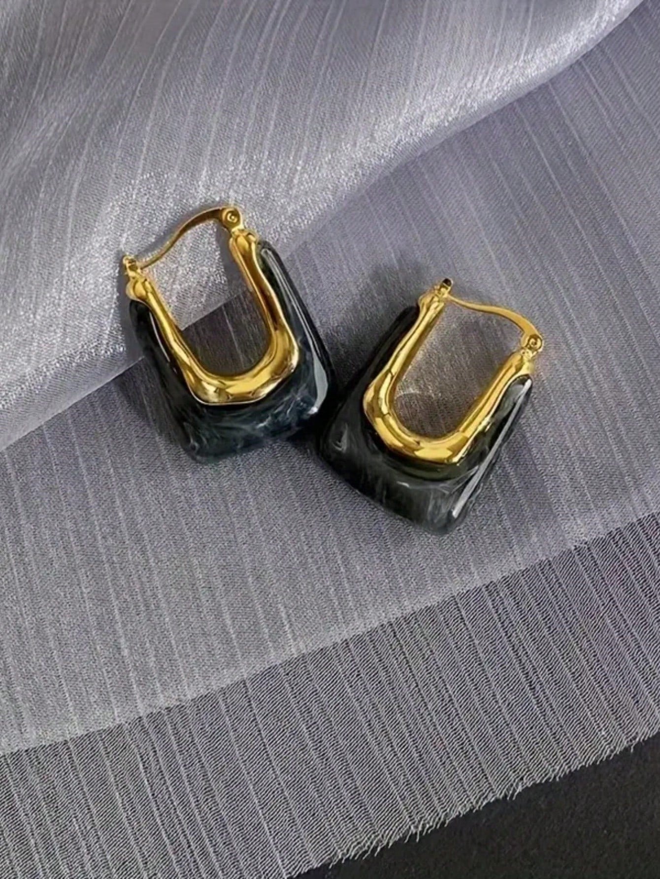 Evelyn – Classic U-Shaped Hoop Earrings