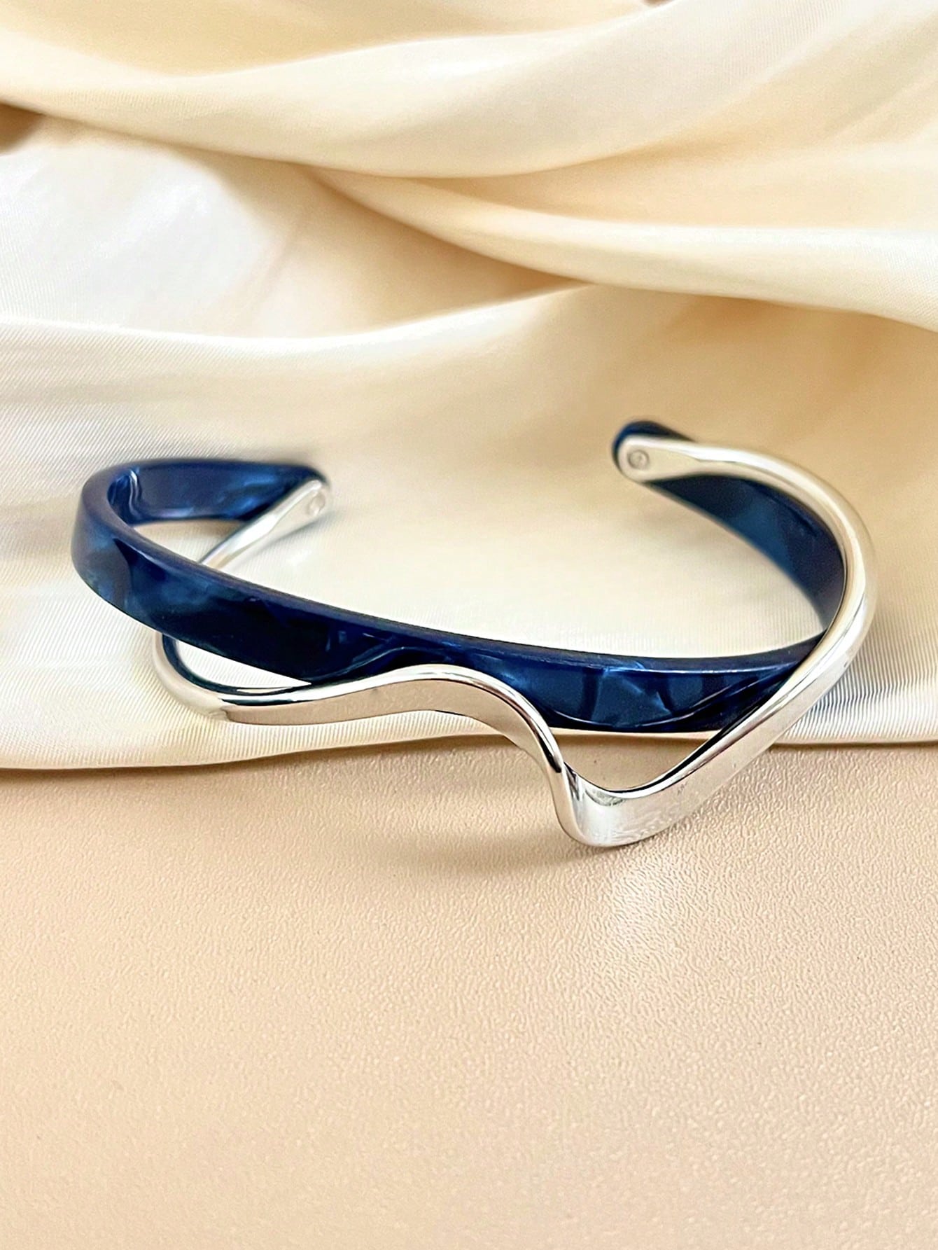 Evelyn – Elegant Textured Silver Bracelet