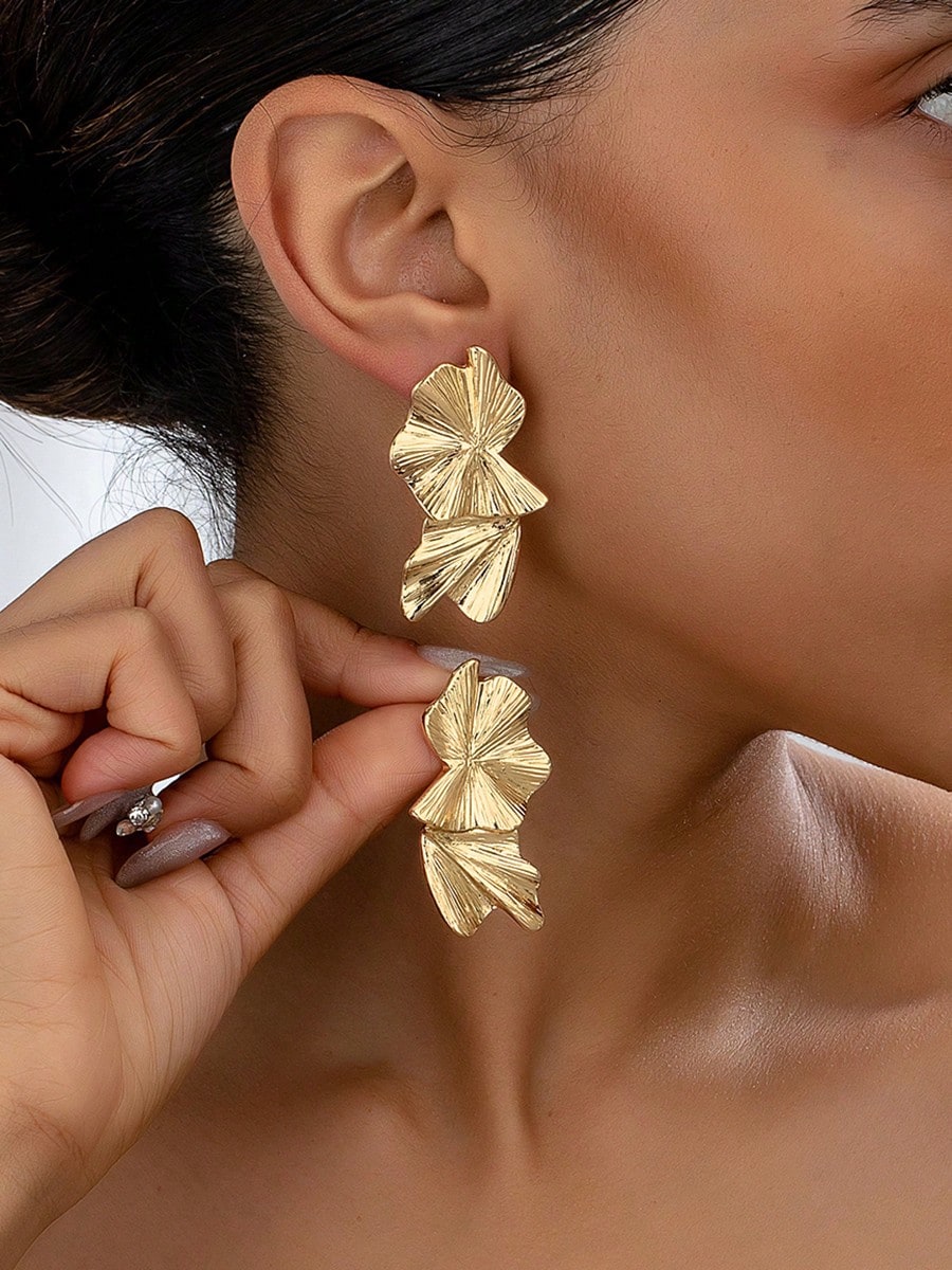 Evelyn – Exaggerated Hollow Flower Earrings