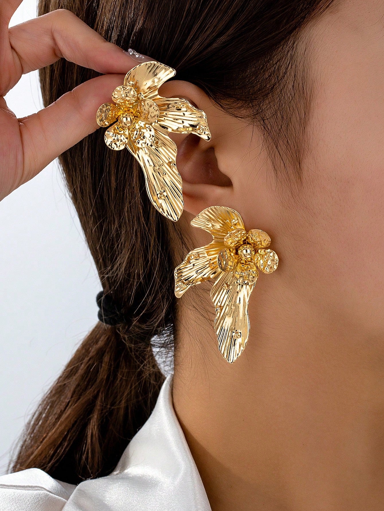 Evelyn – Exaggerated Hollow Flower Earrings