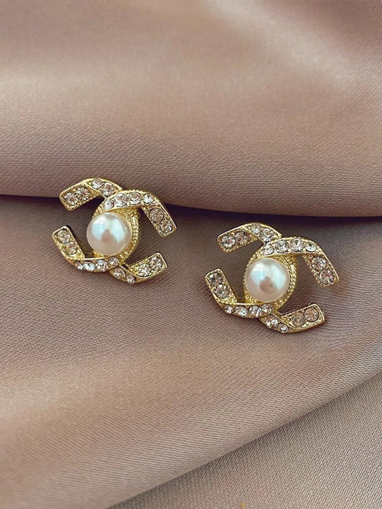 Evelyn – Elegant Pearl Stud Earrings