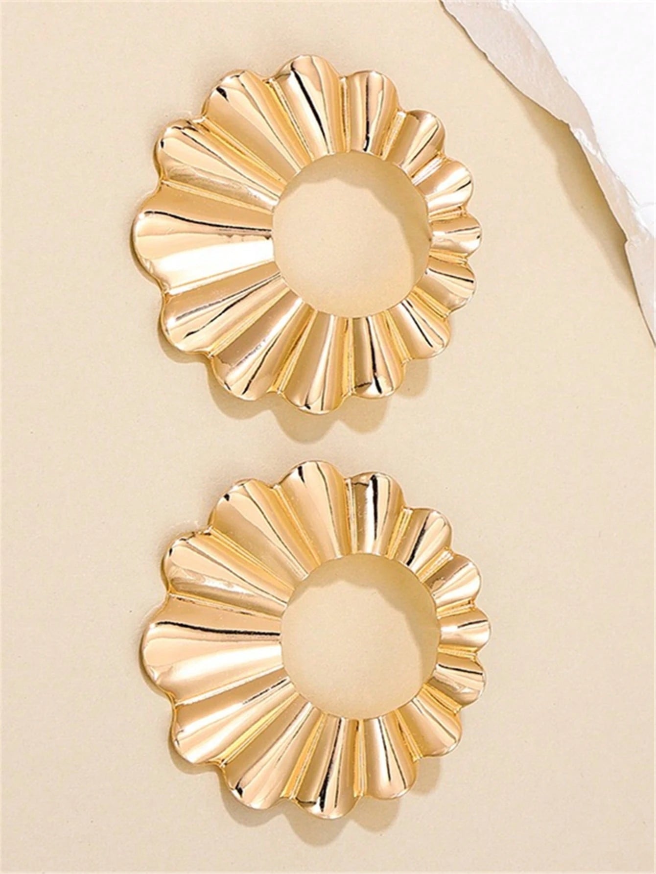 Evelyn – Exaggerated Hollow Flower Earrings