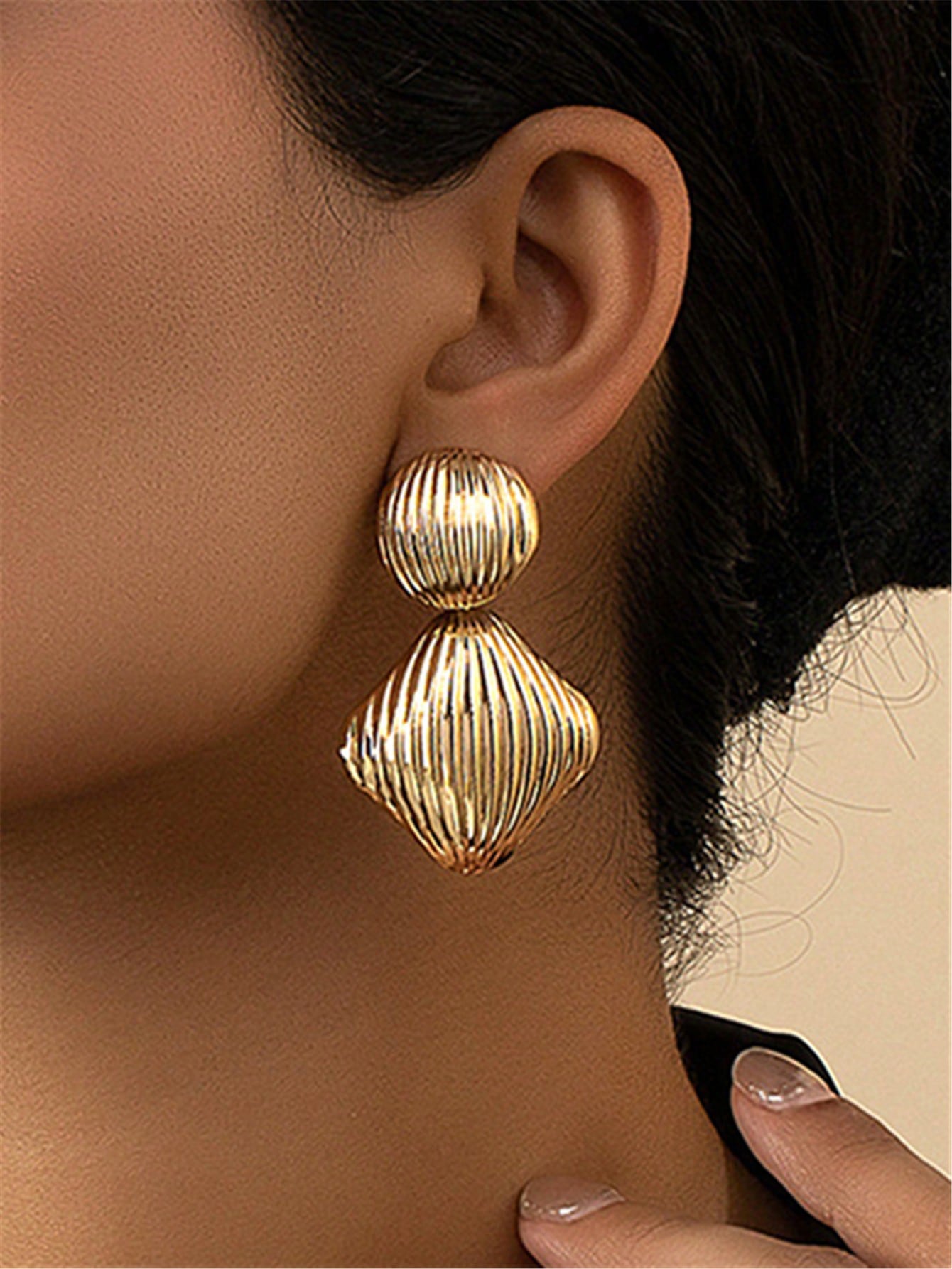 Evelyn – Exaggerated Hollow Flower Earrings