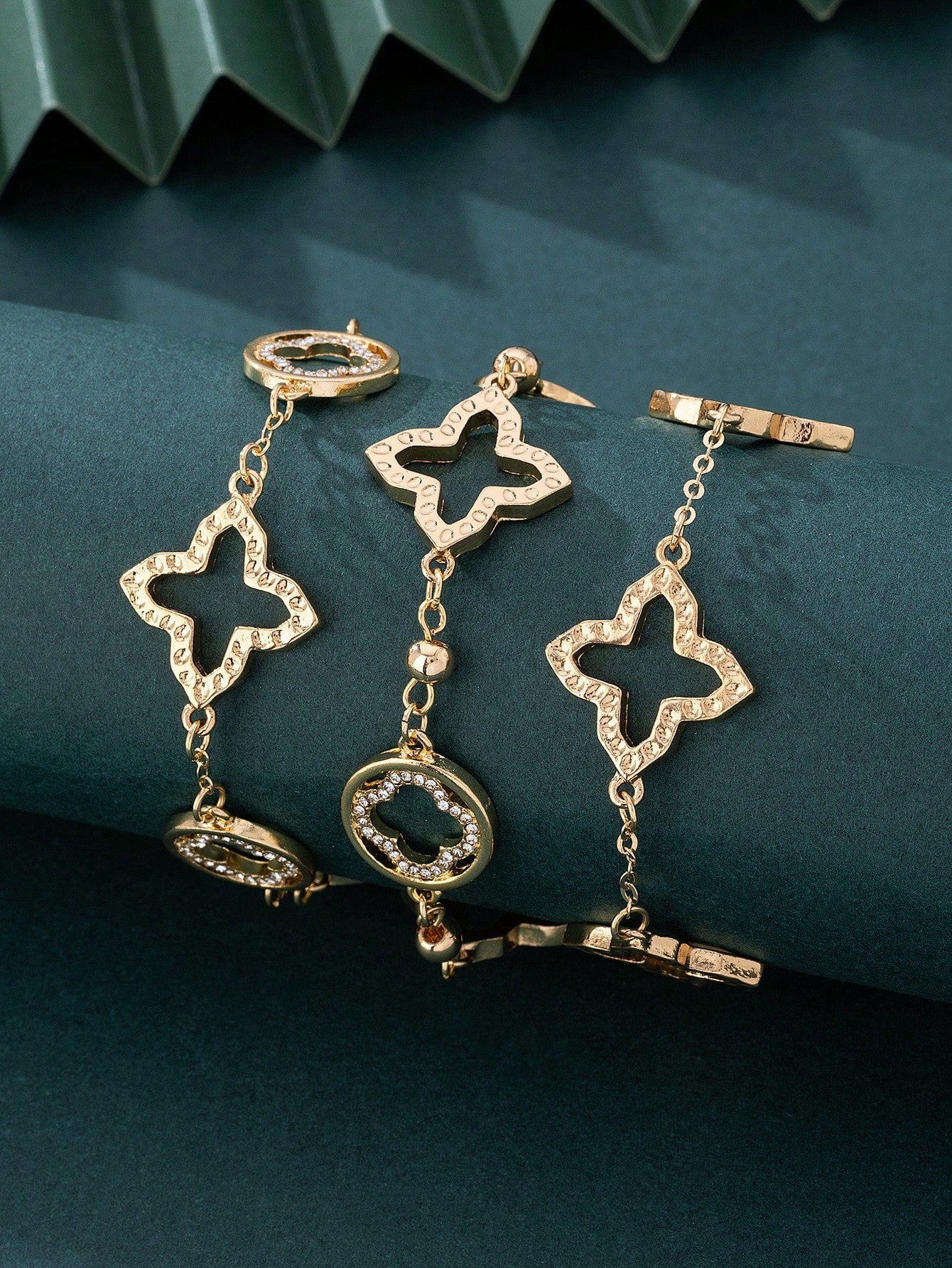 Evelyn – Elegant Black & White Clover Bracelet Set