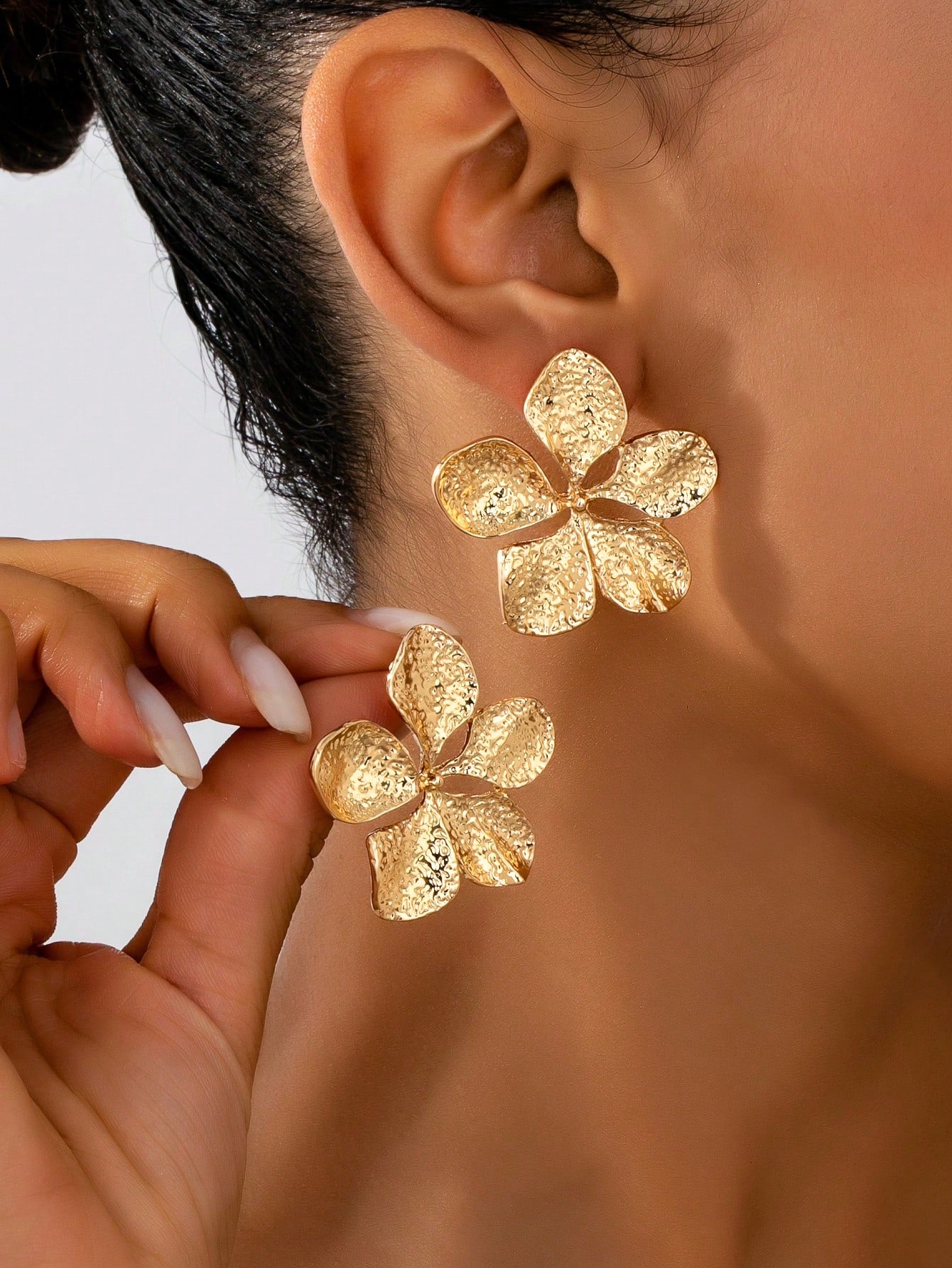 Evelyn – Exaggerated Hollow Flower Earrings