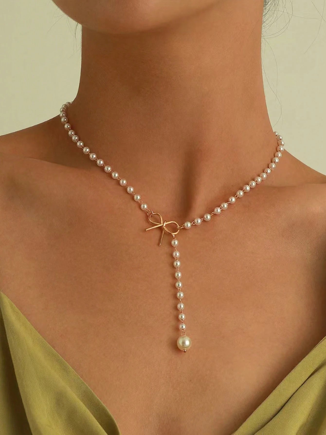 Evelyn – Classic Pearl Bow Pendant Necklace