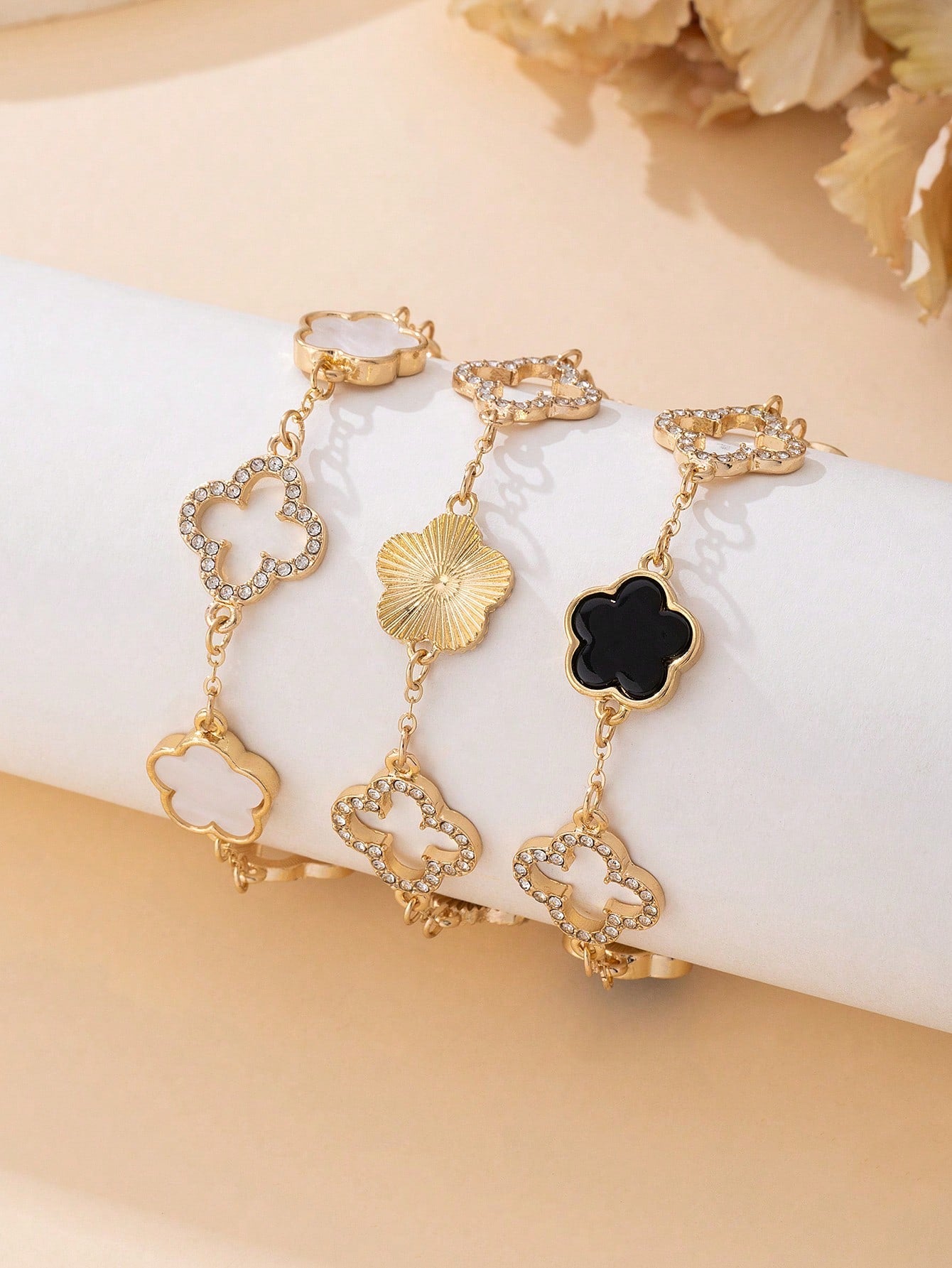 Evelyn – Elegant Black & White Clover Bracelet Set