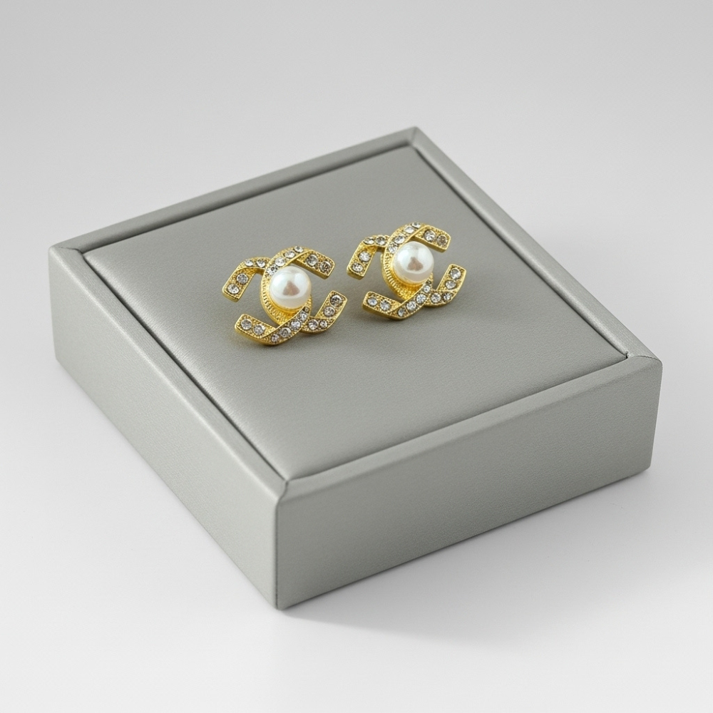 Evelyn – Elegant Pearl Stud Earrings