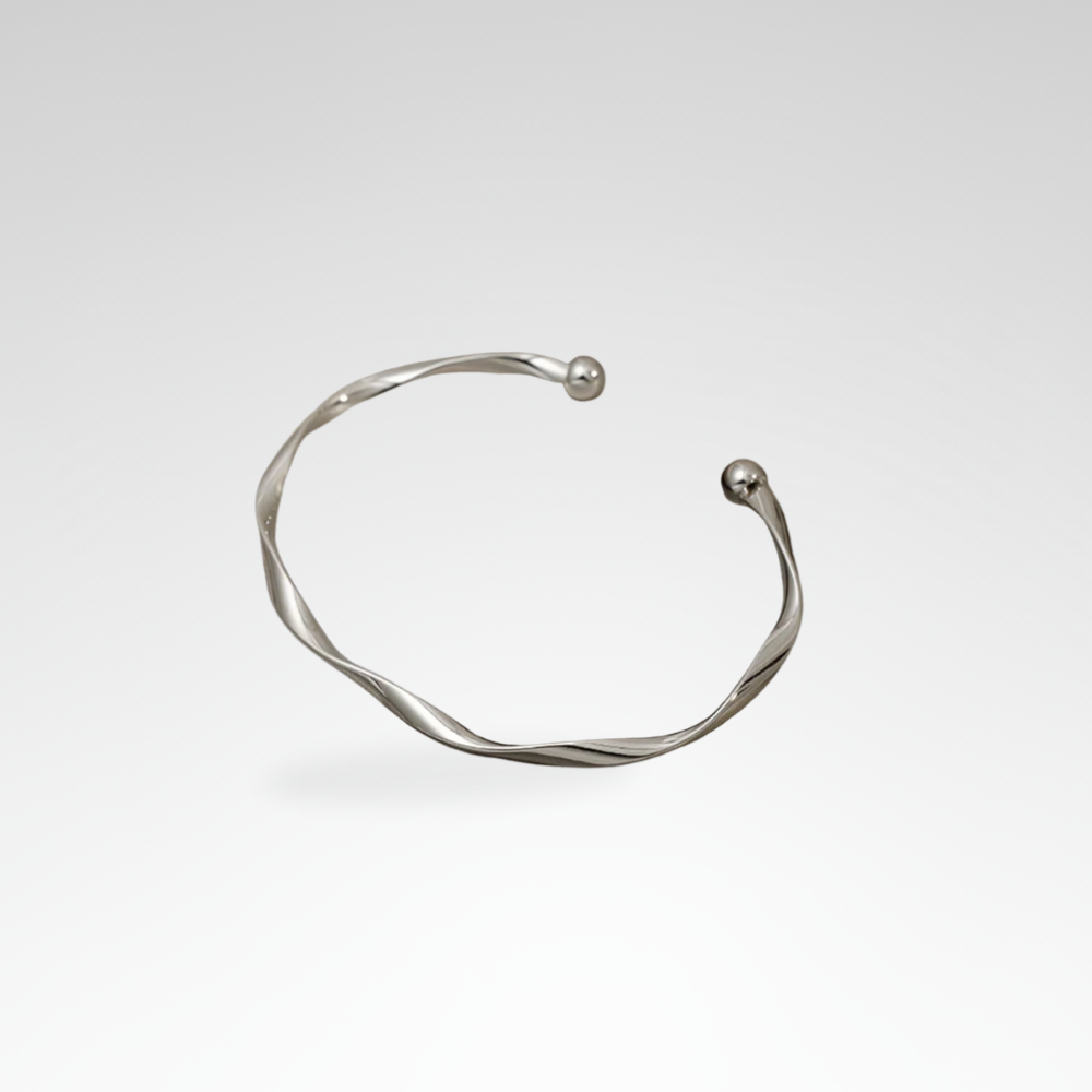 Evelyn – Elegant Textured Silver Bracelet