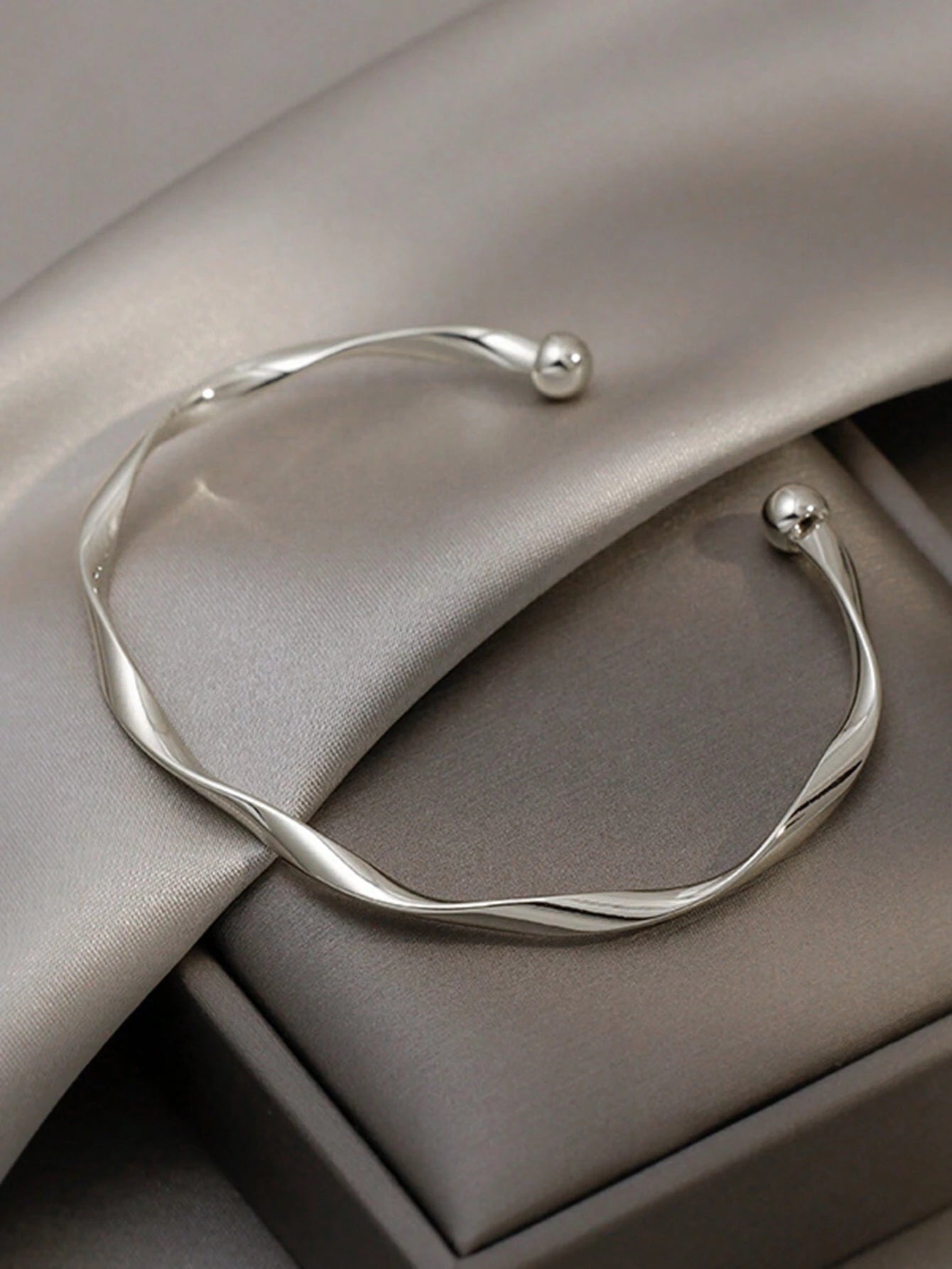 Evelyn – Elegant Textured Silver Bracelet