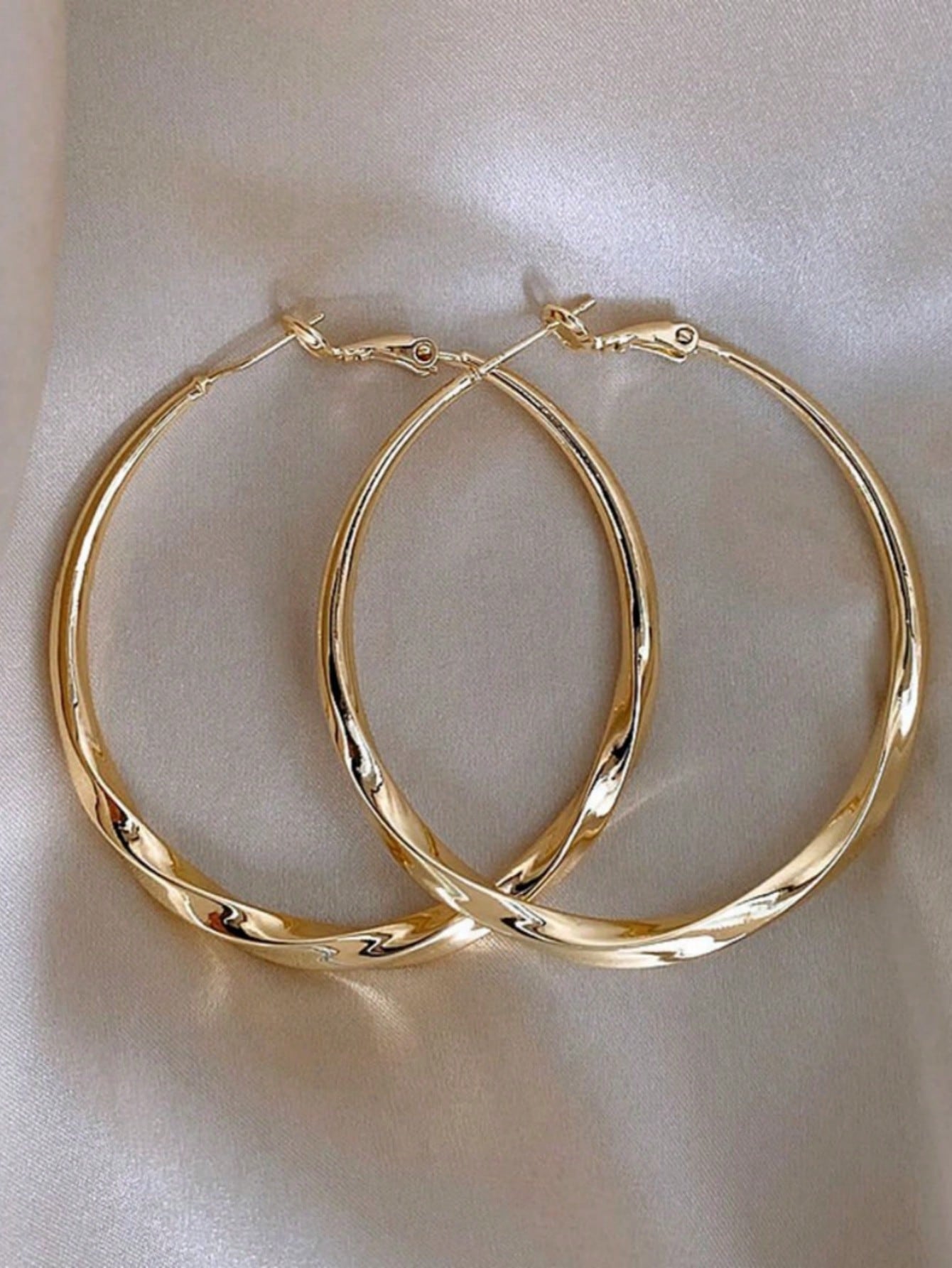 Evelyn – Sleek Metallic Hoop Earrings