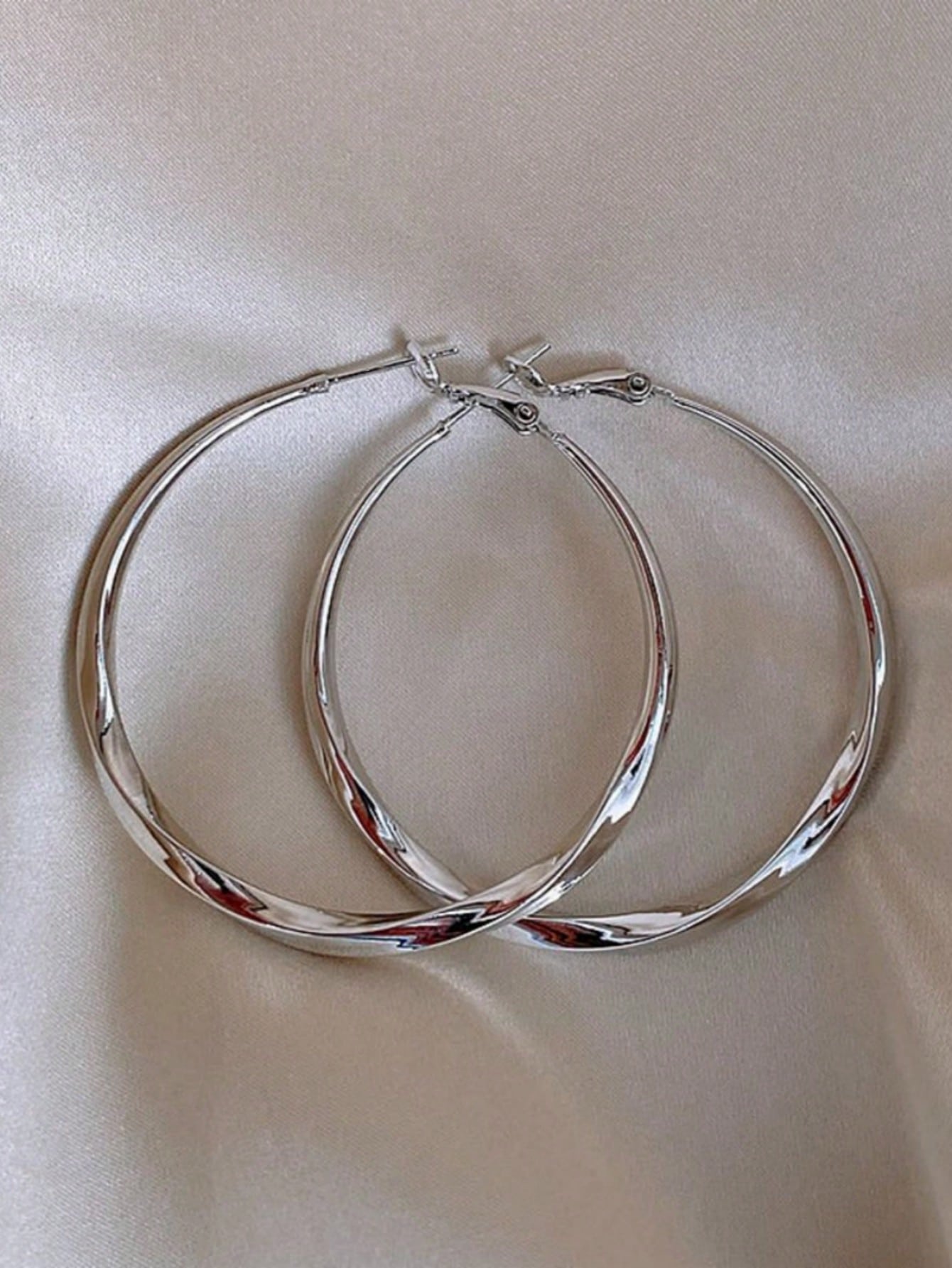 Evelyn – Sleek Metallic Hoop Earrings