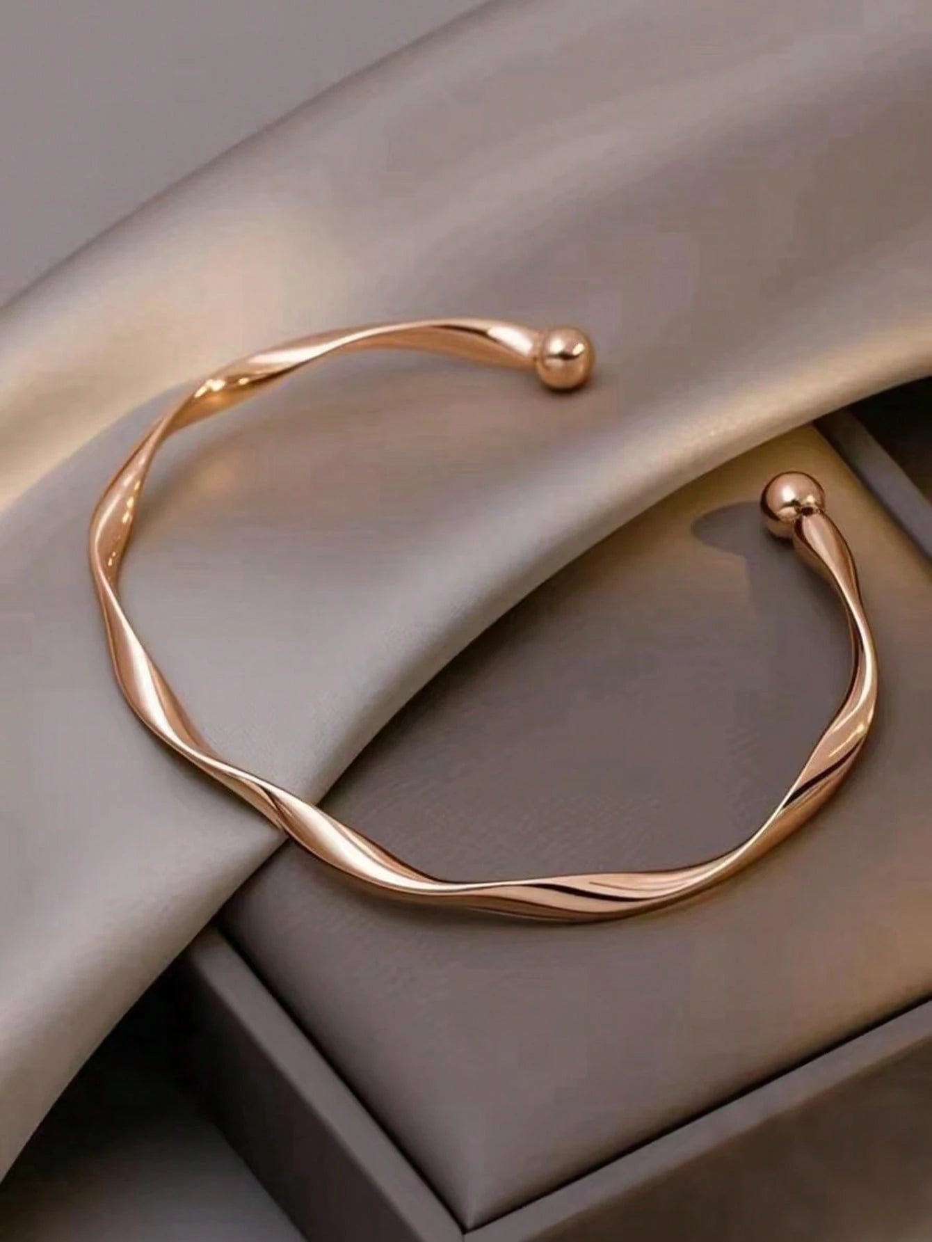 Evelyn – Elegant Textured Silver Bracelet