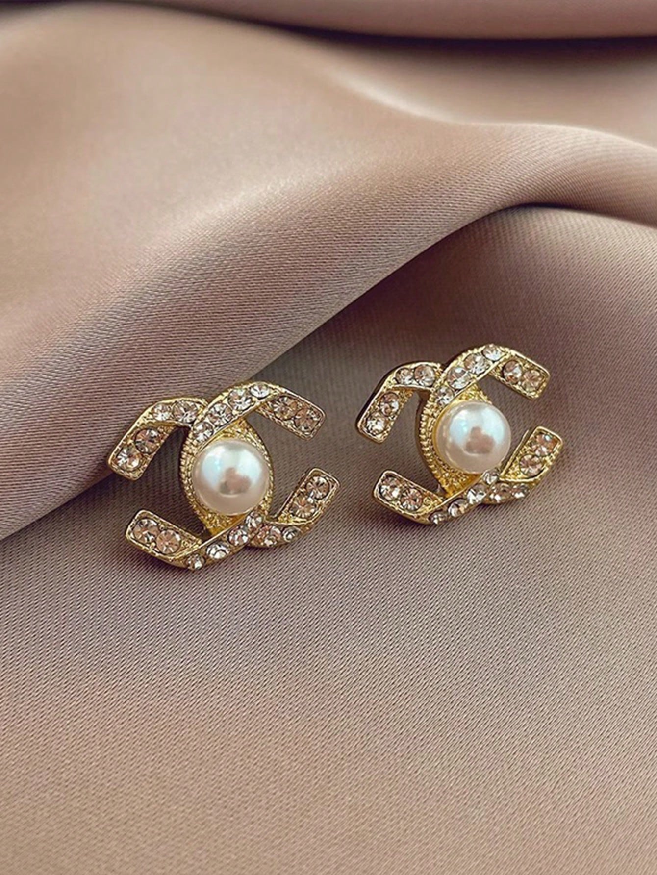 Evelyn – Elegant Pearl Stud Earrings