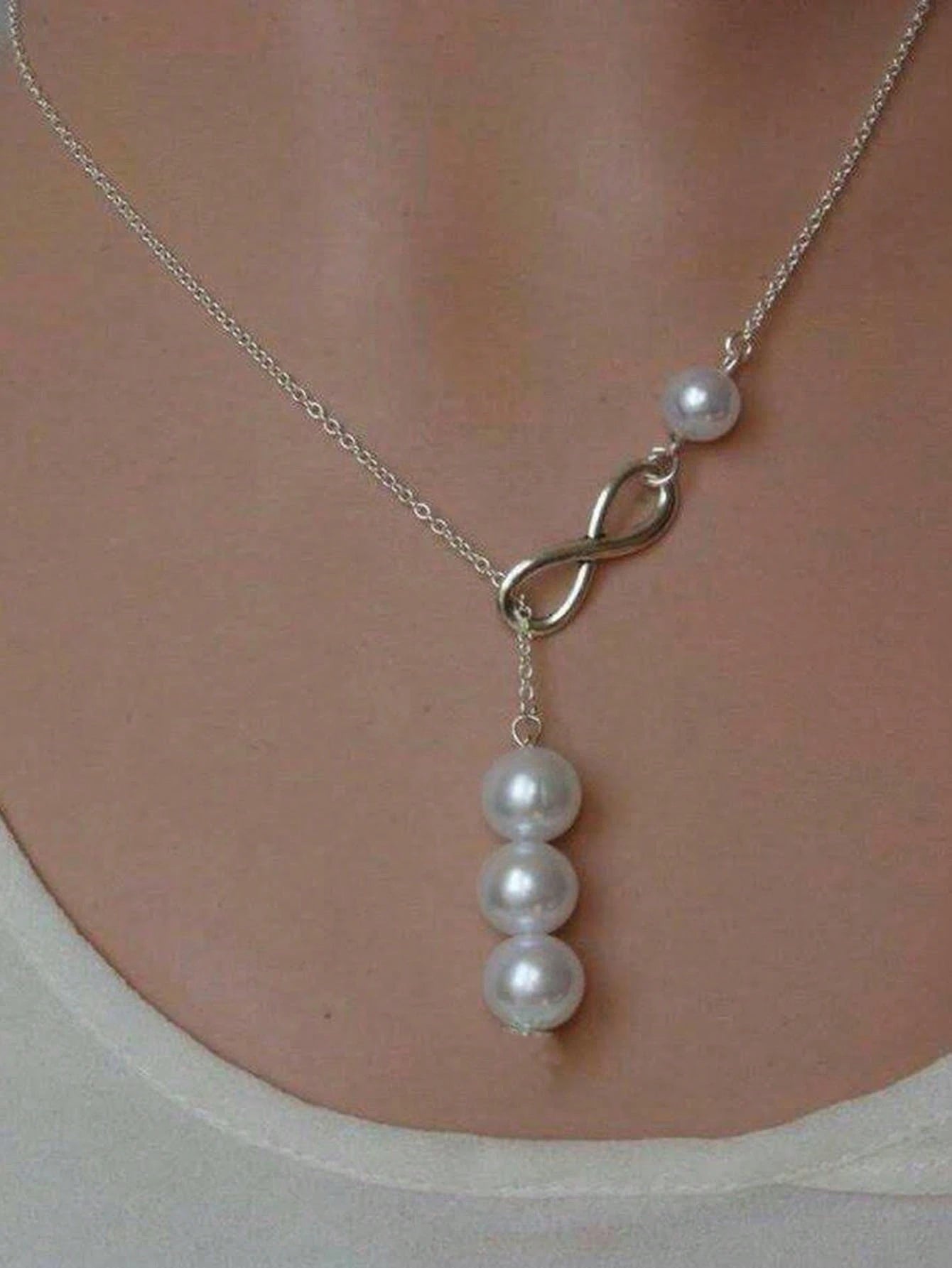 Evelyn – Classic Pearl Bow Pendant Necklace