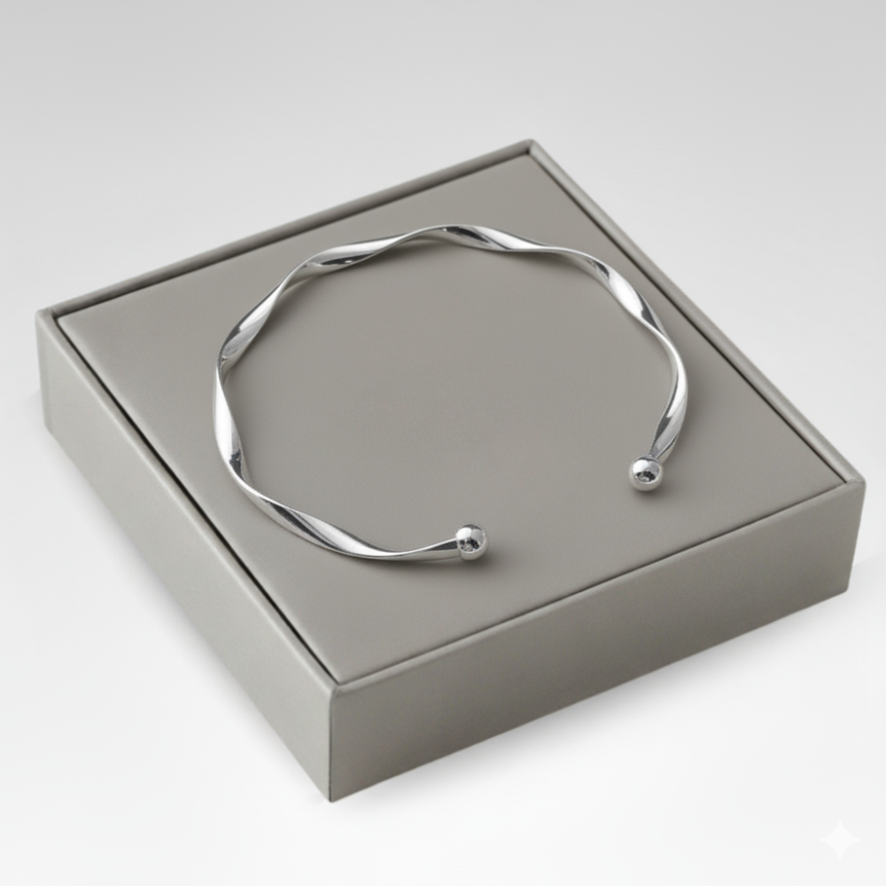 Evelyn – Elegant Textured Silver Bracelet